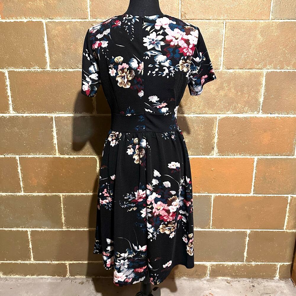 NWT Yathon Black Floral Short Sleeve Fit n' Flare Dress Women's M Medium - Picture 5 of 9